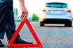 緊急停車時の重要アイテム「三角表示板」、設置しないとリスク高？　なぜ標準装備ではないのか