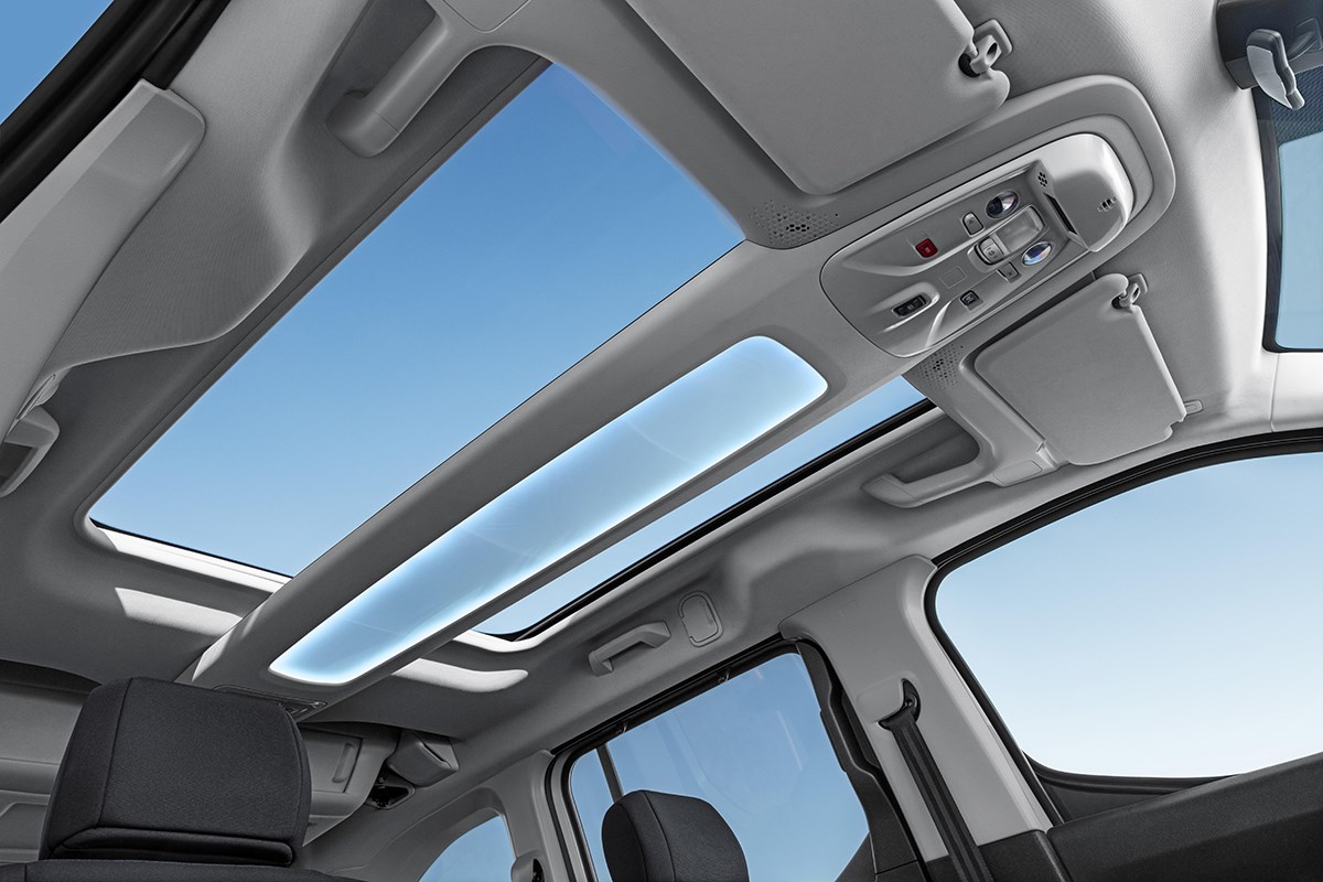 シトロエンのmpv ベルランゴ をファミリー目線でチェック 乗降性が意外に厳しい Carview 自動車情報サイト 新車 中古車 Carview
