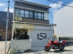 バイクと泊まれる一棟貸しの宿「152INN／イチゴーニイン」が浜松市にオープン！
