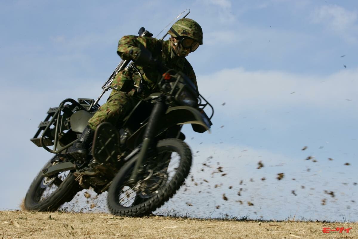 『シン・ウルトラマン』をよ～く見ると……自衛隊のバイクが登場!! ベース車両はカワサキKLX250