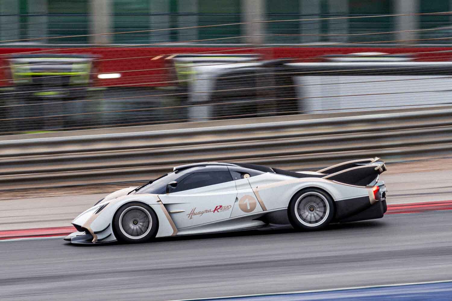 ’60年代のル・マンカーを彷彿とさせる900馬力のパガーニ「ウアイラ R エボ ロードスター」！サーキット専用モデルとはもったいない