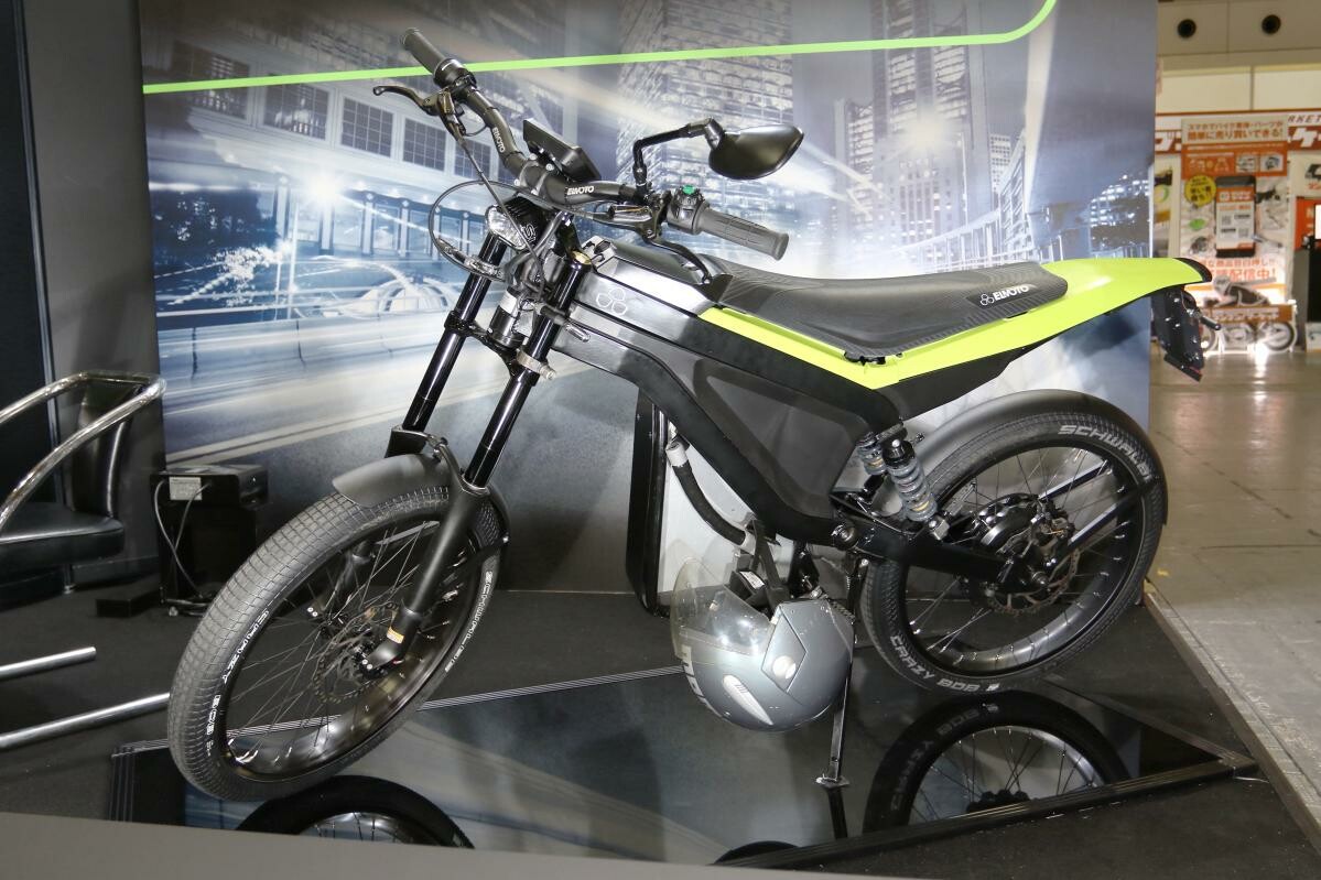 ドイツから来た！ 自転車サイズの電動バイク"ELMOTO"がカッコいい 【大阪モーターサイクルショー】