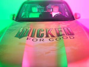 レクサスが映画『ウィキッド：フォー グッド』をインスパイアしたカスタムモデル「カラオケ LX」を発表