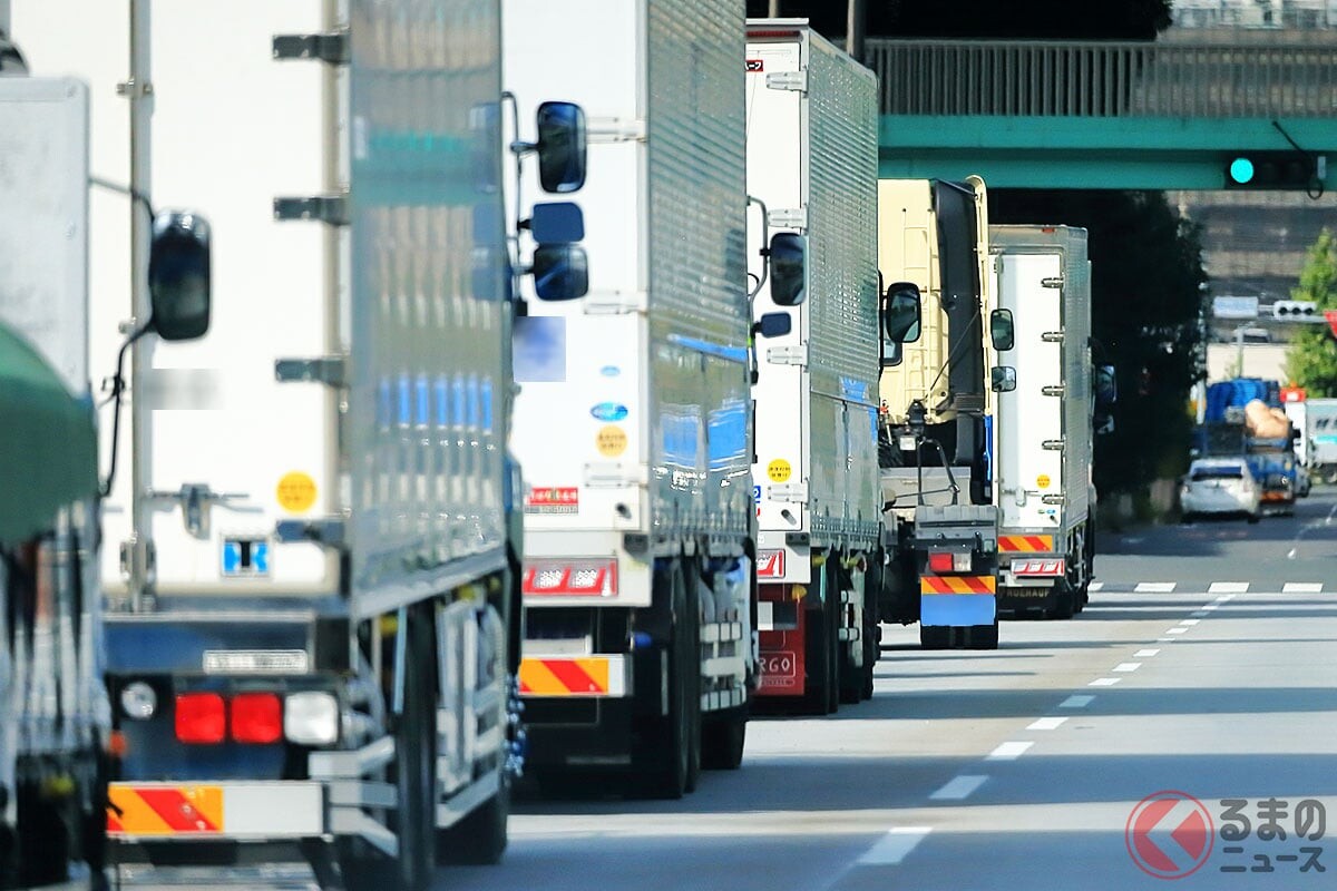 仮眠トラック“違法駐車”を一斉取り締まり！ 騒音・混雑に苦しむ住民に「待機場所を用意すべき」「ドライバーのせいじゃない」の声も!? 根本は「ドライバーの負荷増大」ではないのか