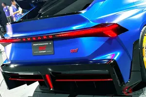 スバル新「“4WD”スポーツハッチ」が凄い！ 伝統の「金ホイール×巨大ウイング」採用！ まさに「“毎日乗れる”スーパーカー」な斬新“パフォーマンスE”がこだわったデザインとは！