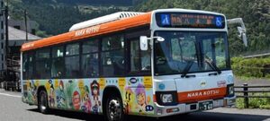 バスの手すり「オレンジ」は“絶対ルール”！ じゃあ座席が「青い」理由は？ 国が決めた意外なワケ