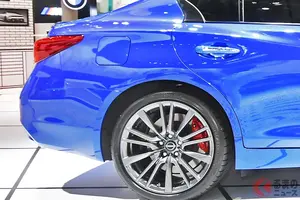 約700万円！ 究極の「日産“新”スカイライン」がスゴい！ 超パワフルな「6気筒ツインターボ＆後輪駆動」×「極太タイヤ」の限定仕様！ GT-R譲りの「精悍ブルー」もカッコいい「V37型」集大成のスポーツセダン「400R“リミテッド”」に注目