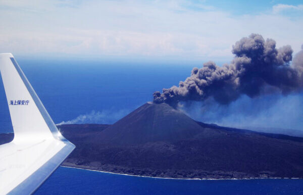 海上保安庁が迫力の映像公開！火山島からもくもく噴煙＆火口のドアップも