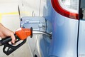「セルフ式ガソリンスタンド」の給油方法に大反響！ 「ダメなの知らなかった」「意外とやっている人いるよね」の声も！ 知っておくべき「給油時」の“NG行為”と注意点とは？