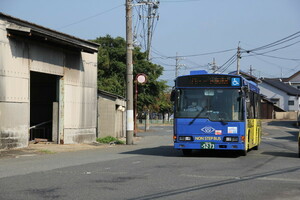 ほぼ本州最西端！「最果てのバス停」には一体何があるのか？ 実際に行ってみた 車両は「元・都バス」