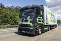 メルセデスベンツの新型EVトラック、欧州20カ国走破ツアー開始…航続500kmの『eアクトロス600』