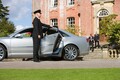 VIPを乗せた高級車を運転するショーファーの役割とは？