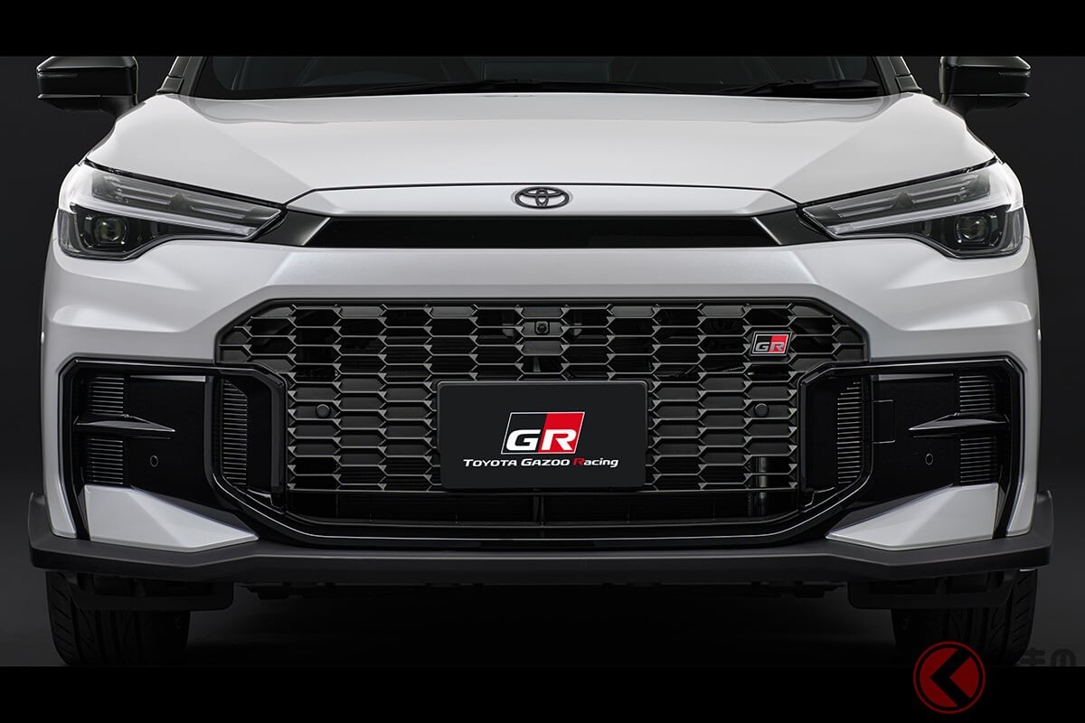 トヨタから新たな「スポーツSUV」登場！ 走りの「カローラクロス」初公開、新設定「GRスポーツ」は標準と何が違う？ G’sから続く想いとは