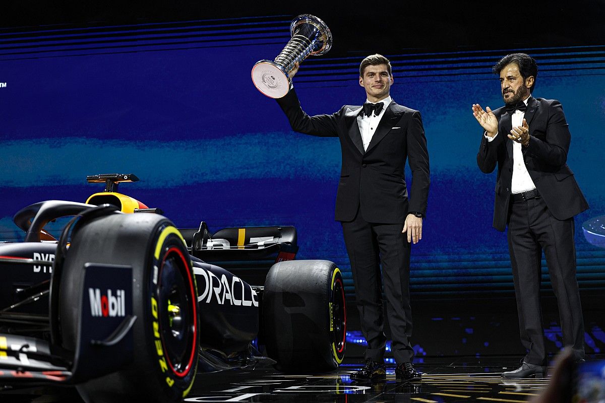 F1チャンピオントロフィーの受け渡しはお預け……FIA、年間表彰式の伝統を継続。3連覇達成フェルスタッペンは「家に2個あるから待てる」