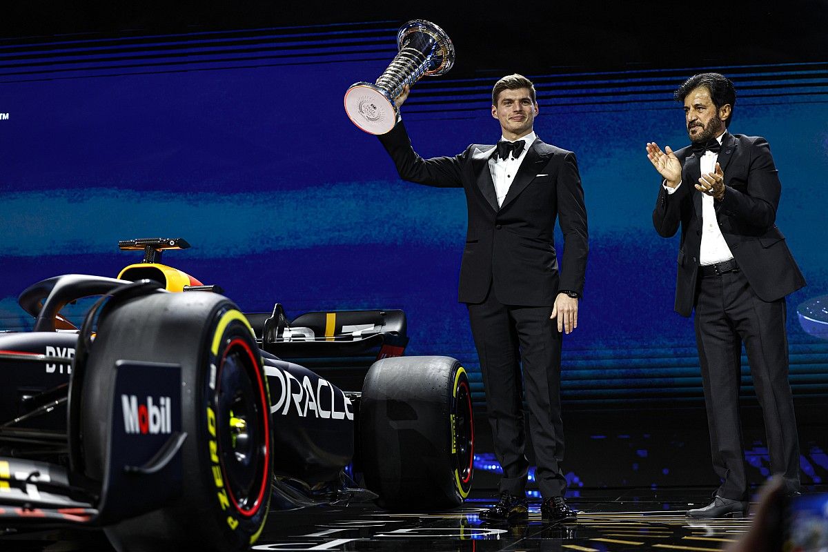 F1チャンピオントロフィーの受け渡しはお預け……FIA、年間表彰式の伝統を継続。3連覇達成フェルスタッペンは「家に2個あるから待てる