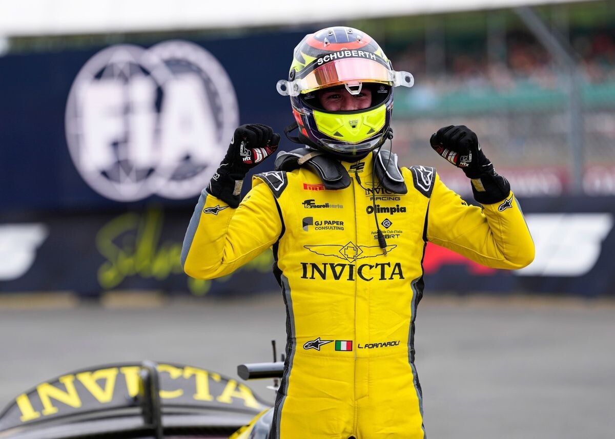 セーフティカー3度出動の大波乱！　抜群スタート決めたフォルナローリ2勝目｜FIA F2スパ・フランコルシャン スプリントレース