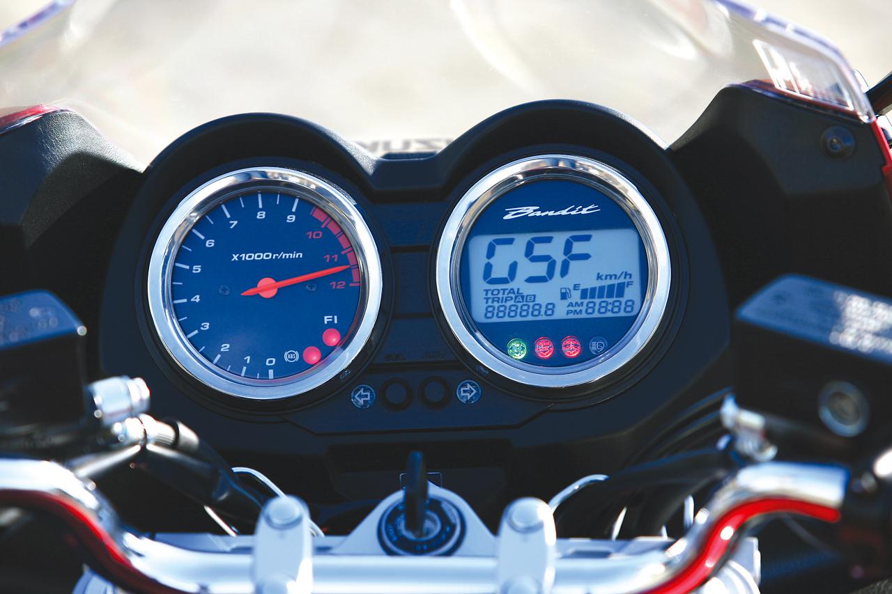 スズキ バンディット1250 S を解説 専用の水冷エンジンを搭載し欧州の速度レンジにも対応した大型ネイキッド 絶版バイク紹介 Webオートバイ 自動車情報サイト 新車 中古車 Carview