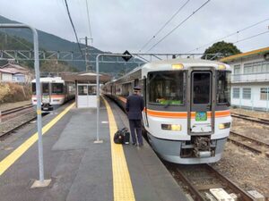 「あの駅まで走れば電車に追いつくんじゃね？」伝説の“ダッシュ”がまさかの“公式グッズ化” 担当者の想い爆発!?