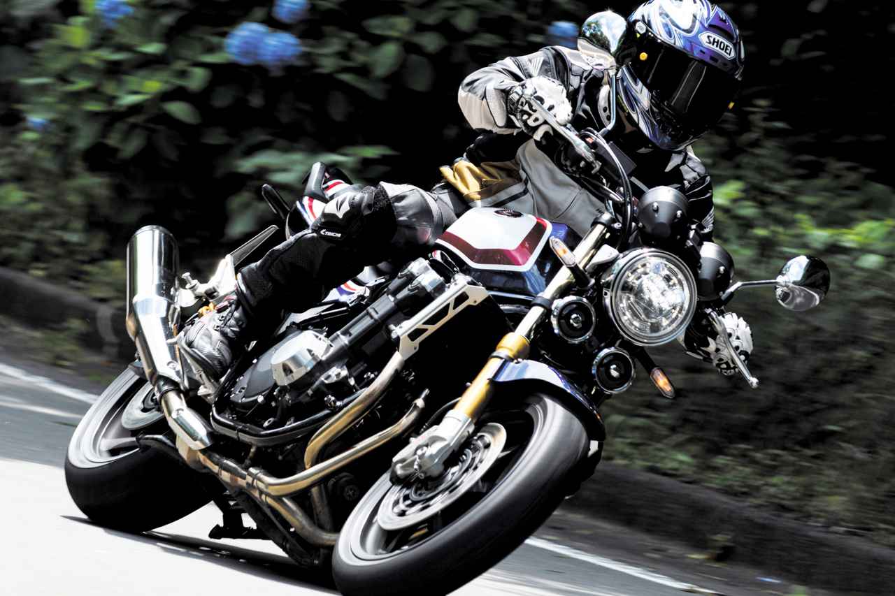 ホンダでもっとも高価なネイキッドバイク Cb1300sf Sp を伊藤真一さんがインプレ 特別仕様車 Sp の魅力を徹底解説 Webオートバイ 自動車情報サイト 新車 中古車 Carview