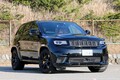 巨大なV8を積む「グランドチェロキー トラックホーク」。随所にアメ車感が味わえる豪快SUV