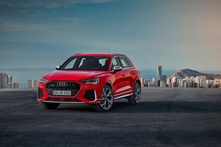 アウディのコンパクト高性能SUV・RS Q3は走りもデザインもベビーウルスだった