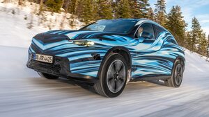 ワオ何コレ？カモフラージュされたメルセデス製SUVクーペだ　彫刻のようなデザインを身に纏った新型メルセデスGLCに試乗＆レポート！