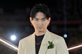 「松田翔太」が“愛車”の400万円超え「高級バイク」公開！ 「カッコ良すぎる」イケメン俳優の「イタリア車」どんなモデル？