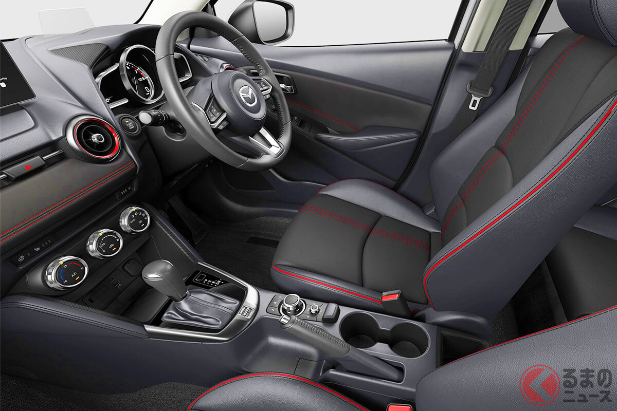 マツダ新「コンパクトカー」発表！ 専用の外装＆「本革の豪華内装」が魅力の“4WD仕様”！ 全長4m“ちいさなボディ”に快適装備＆安全機能が充実の「マツダ2」最高級モデルとは？