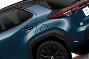 国産SUVで“イチバン低燃費”！トヨタ「コンパクトSUV」がスゴい！ 全長4.2ｍの“ちょうどいいボディ”にクールな「黒トヨタエンブレム」採用！ カッコよすぎる最新「ヤリスクロス」とは？