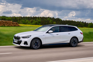 BMW 5シリーズのツーリングにMHEV搭載の523iツーリングを追加発売