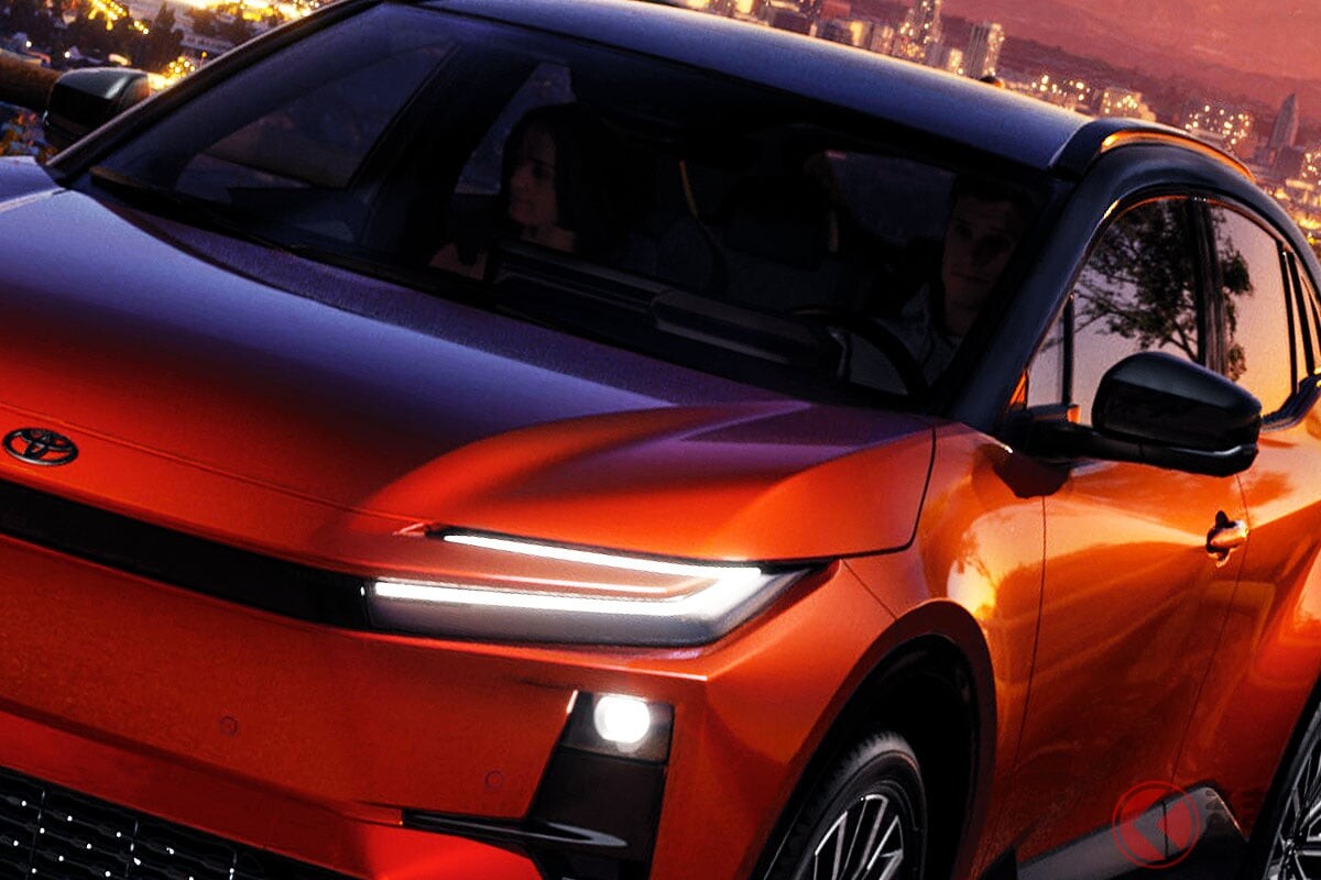 【米国】トヨタ新型「C-HR」初公開に反響殺到！「本当にカッコよくなった」「マジで買いたい！」と大好評！ 一方で「ミニ クラウンやん…」の声も!? 美しすぎる「斬新クーペSUV」26年に発売！