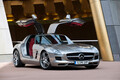 なぜ「SLS AMG」は比類なきスポーツカーだったのか？ メルセデス・ベンツとAMGが注いだコスト度外視の革新的技術とは