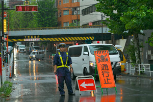 ゲリラ豪雨で道路が冠水！通過するときは波が立たないように「焦らず」一定速度で「ゆっくり」が基本！