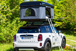 キャンプに最適なレトロ小型車登場！ 「MINI」電動2モデルのルーフテント仕様がイカしてる