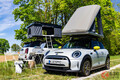キャンプに最適なレトロ小型車登場！ 「MINI」電動2モデルのルーフテント仕様がイカしてる