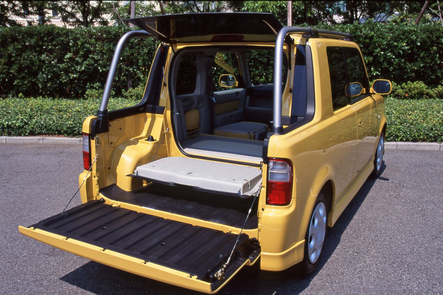 トヨタ「bBオープンデッキ」はベース車プラス10万円のバーゲン