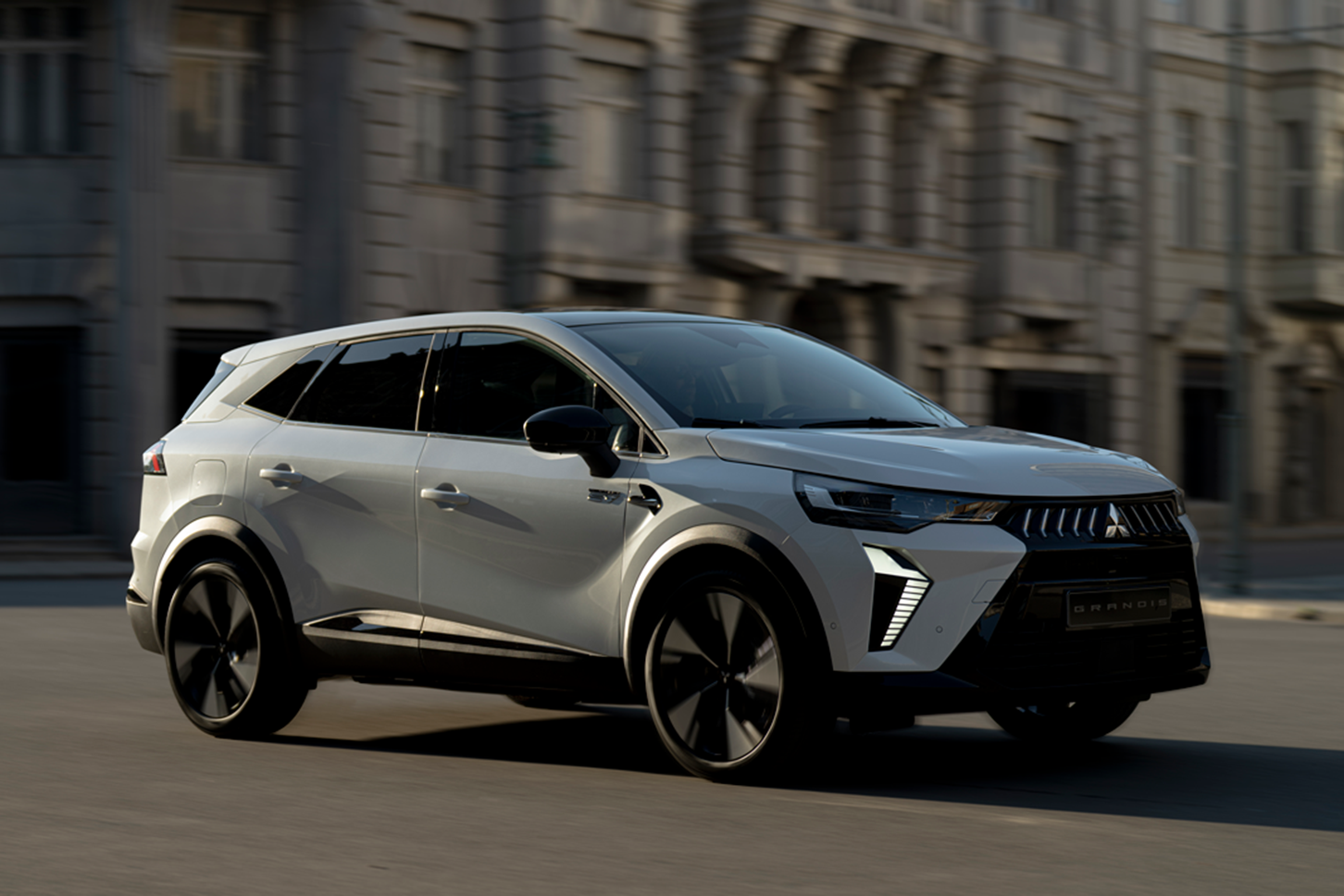 三菱が新型コンパクトSUV「グランディス」を発表！ フルハイブリッドモデルもラインナップし2025年内に欧州で販売開始【新車ニュース】