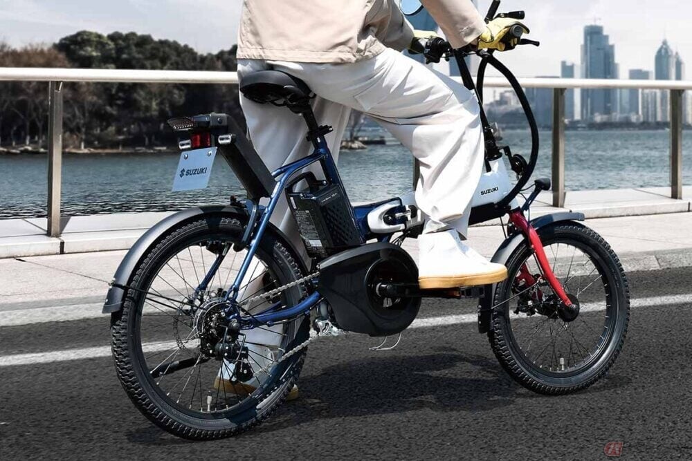 航続距離30km、折り畳めるスズキの「原付一種」バイク 公道走行調査も実施した「e-PO」最新仕様をJapan Mobility Show 2025で披露