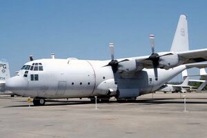 自衛隊も重用する「4発エンジン機」が空母で幾度も発着なぜ？ 記録ねらいじゃなかった！ 米軍の切実な悩みとは