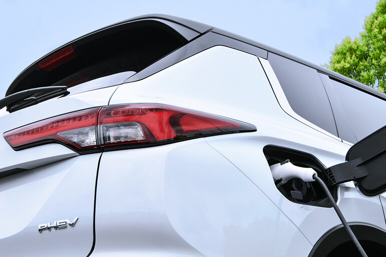 三菱自動車が新世代のPHEVシステムを搭載した新型「アウトランダー」を今冬発売