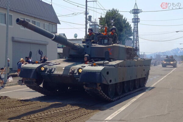 戦車や自走砲など80両が街中に次々出現！ 一般道まで封鎖いったい何が？←じつは10年ぶりの実施です