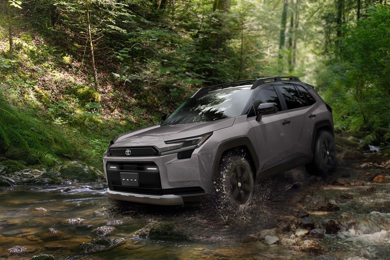 トヨタ新型「RAV4」世界初公開。3つのデザインを用意、新開発ハイブリッド採用…国内は25年度内発売へ