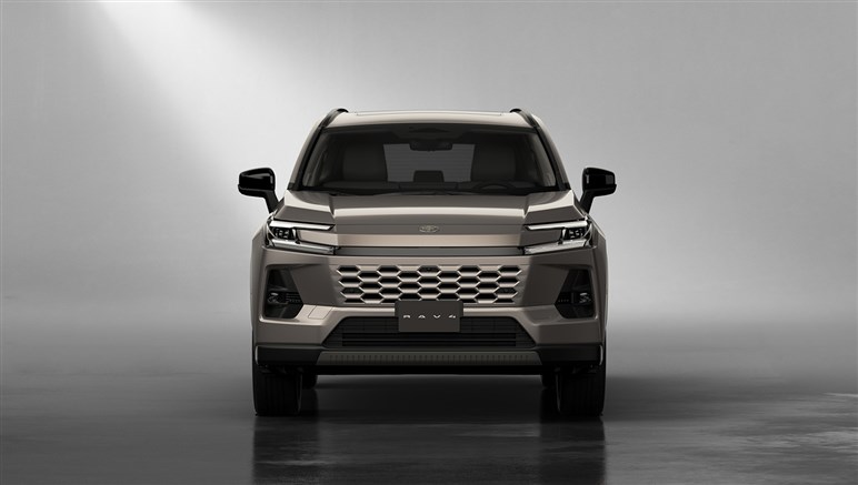 トヨタ新型「RAV4」世界初公開。3つのデザインを用意、新開発ハイブリッド採用…国内は25年度内発売へ