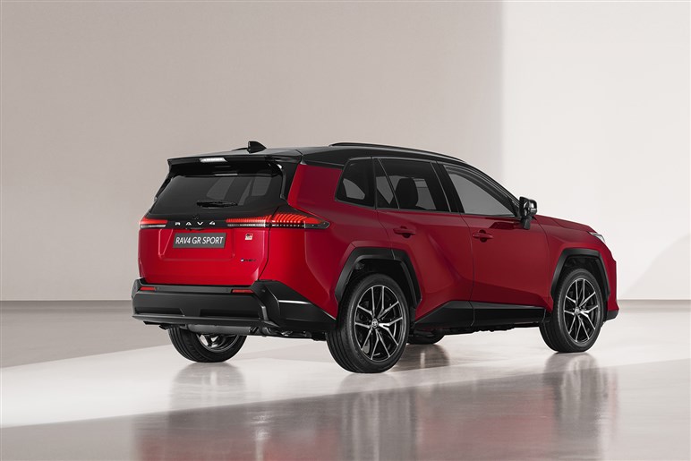 トヨタ新型「RAV4」世界初公開。3つのデザインを用意、新開発ハイブリッド採用…国内は25年度内発売へ
