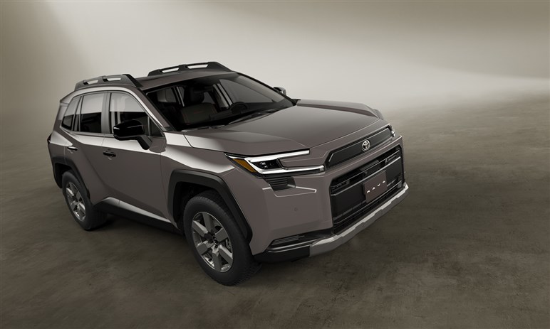 トヨタ新型「RAV4」世界初公開。3つのデザインを用意、新開発ハイブリッド採用…国内は25年度内発売へ