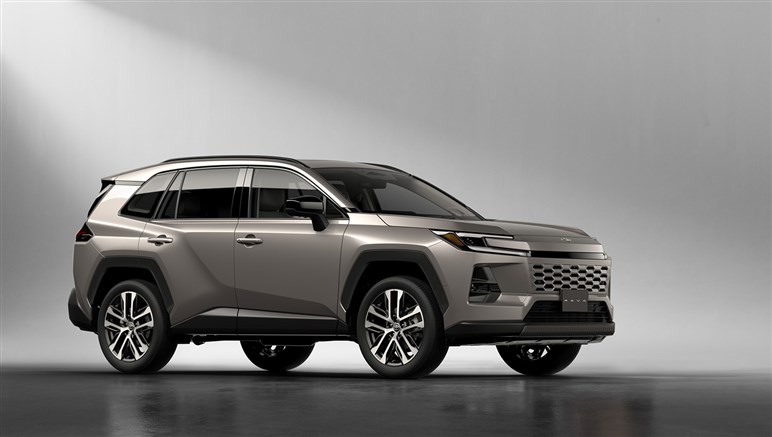 トヨタ新型「RAV4」世界初公開。3つのデザインを用意、新開発ハイブリッド採用…国内は25年度内発売へ