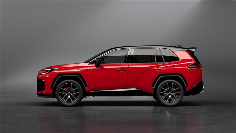 トヨタ新型「RAV4」世界初公開。3つのデザインを用意、新開発ハイブリッド採用…国内は25年度内発売へ