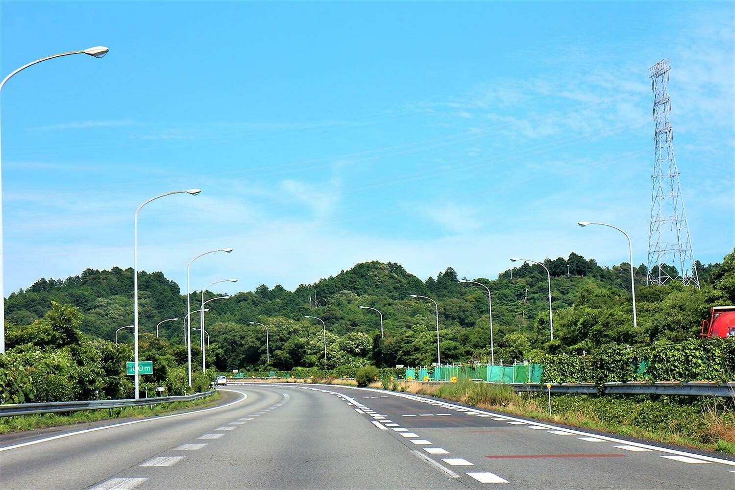 安心の運転を助ける「知られざる工夫」！　高速道路の「車線の幅」は車線によって異なる場所があった