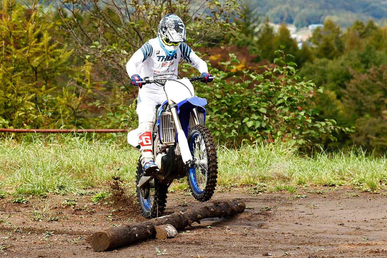 オフロードの丸太越えテクニックをイチから磨く練習法・後編〈渡辺学のスキルアップラボ〉