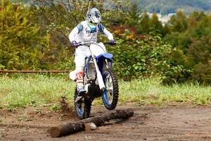 オフロードの丸太越えテクニックをイチから磨く練習法・後編〈渡辺学のスキルアップラボ〉